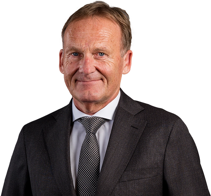 Hans-Joachim Watzke – Vorsitzender der Geschäftsführung – in dunklem Anzug mit dunkler Krawatte schaut direkt in die Kamera (Foto)