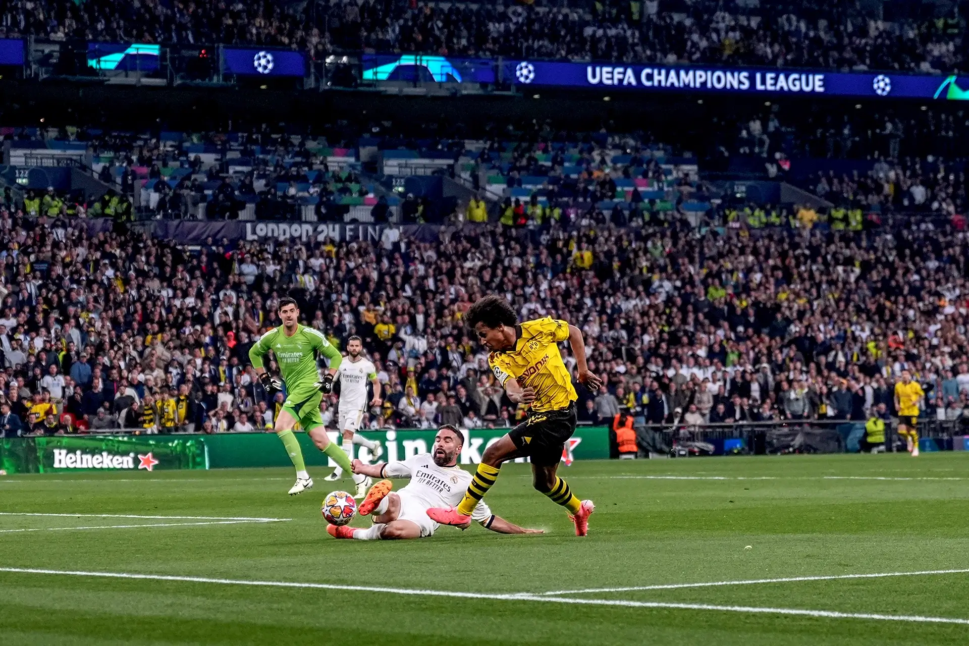 Adeyemi schießt auf das Tor von Real Madrid im UCL Finale (Foto)