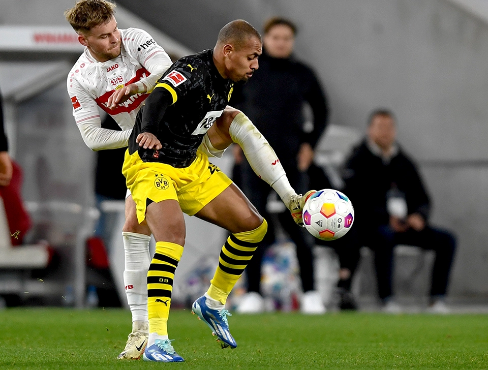 Malen und VFB Stuttgart Spieler im Zweikampf (Foto)