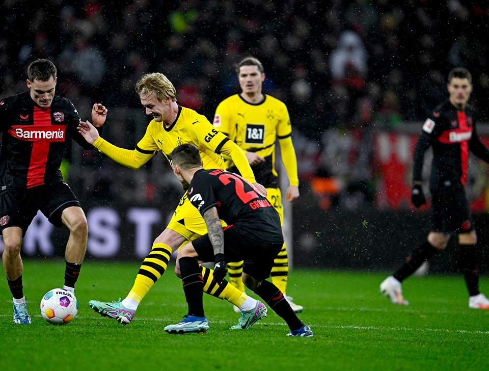 Brandt im Zweikampf mit zwei Bayer Leverkusen Spieler (Foto)