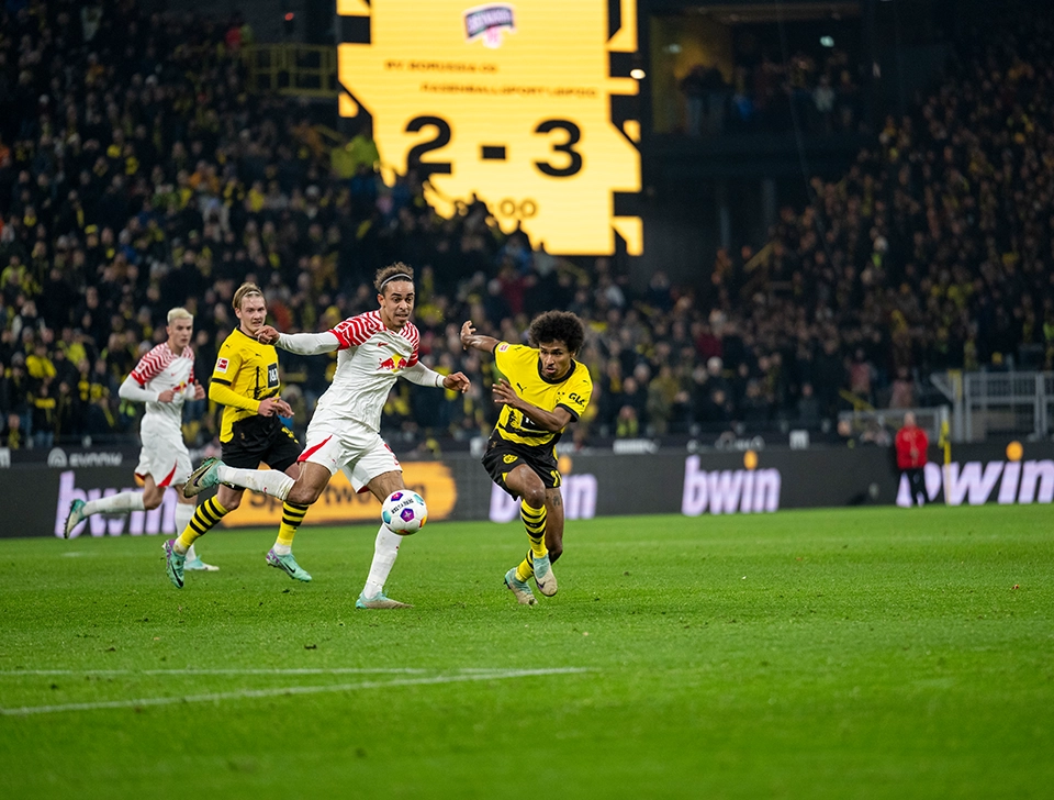 Adeyemi und Leipzig Spieler im Zweikampf (Foto)