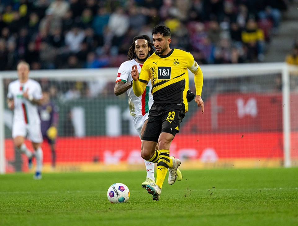 Can setzt sich gegen FC Augsburg Spieler durch (Foto)