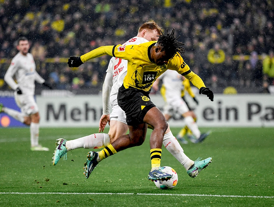 Gittens und Mainz Spieler im Zweikampf (Foto)