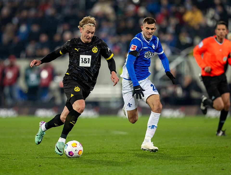 Brandt im Zweikampf mit Darmstadt Spieler (Foto)