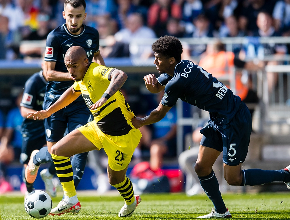 Malen und VfL Bochum Spieler im Zweikampf (Foto)