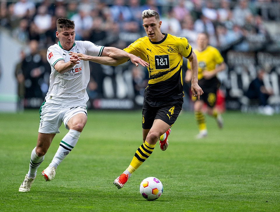 Schlotterbeck wehrt Gladbach Spieler ab (Foto)