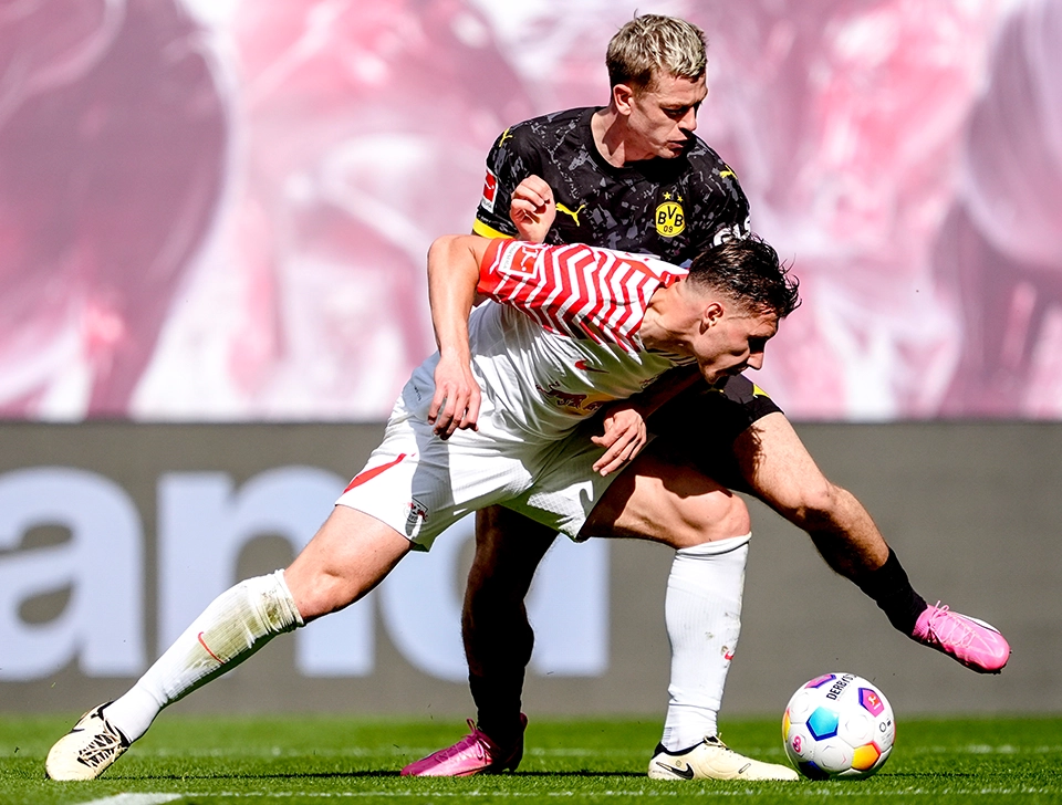 Ryerson und Leipzig Spieler im Zweikampf (Foto)