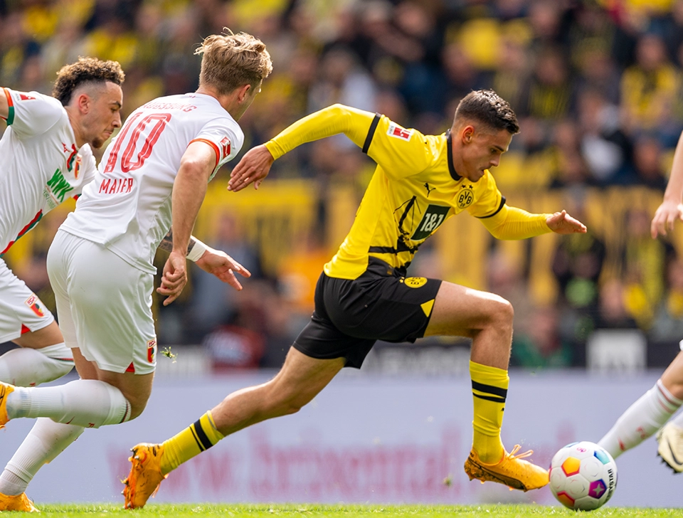 Wätjen setzt sich gegen drei Augsburg Spieler durch (Foto)