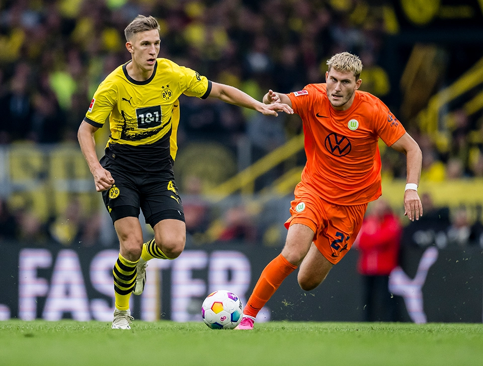 Schlotterbeck und Wolfsburg Spieler im Zweikampf (Foto)