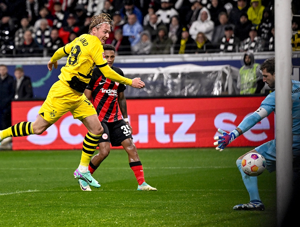 Brandt schießt ein Tor gegen Eintracht Frankfurt (Foto)