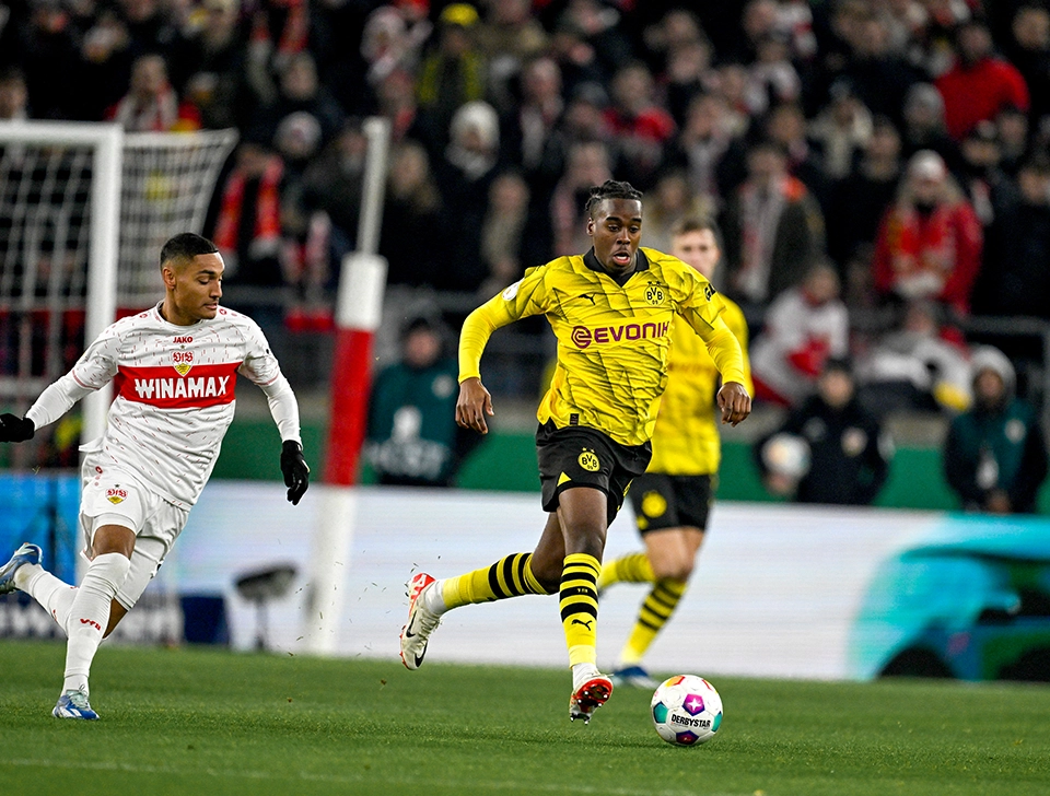 Gittens und VFB Stuttgart Spieler im Zweikampf (Foto)