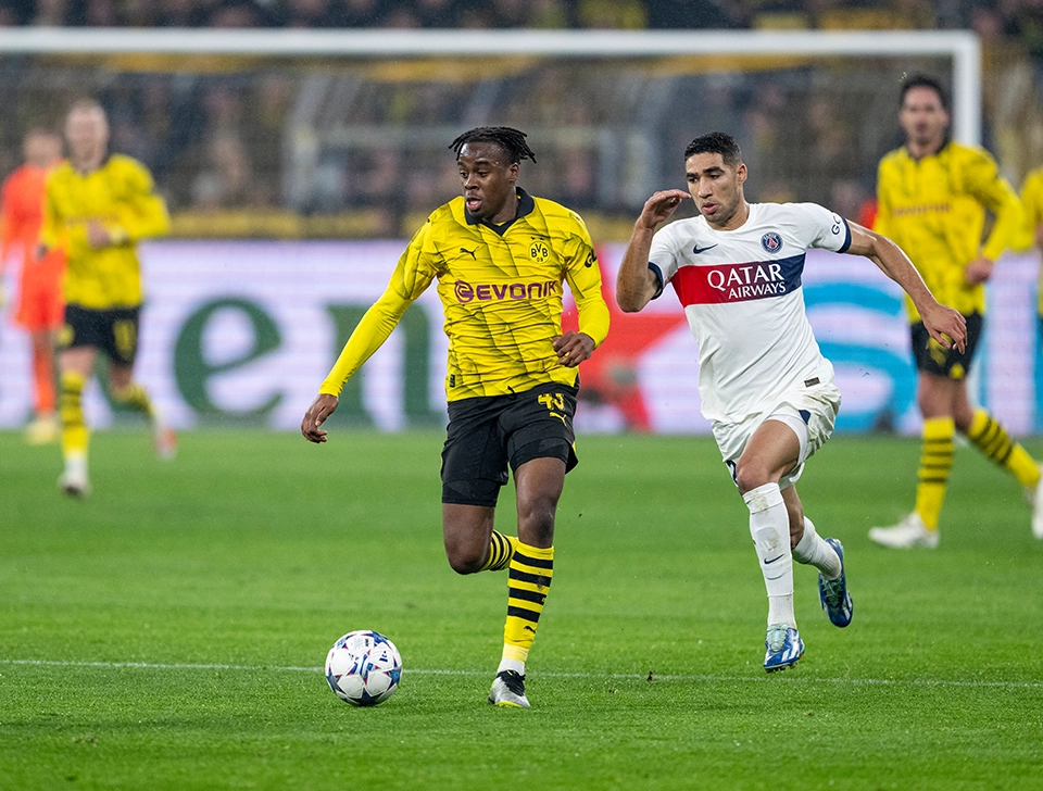 Gittens setzt sich gegen Achraf Hakimi von PSG durch (Foto)