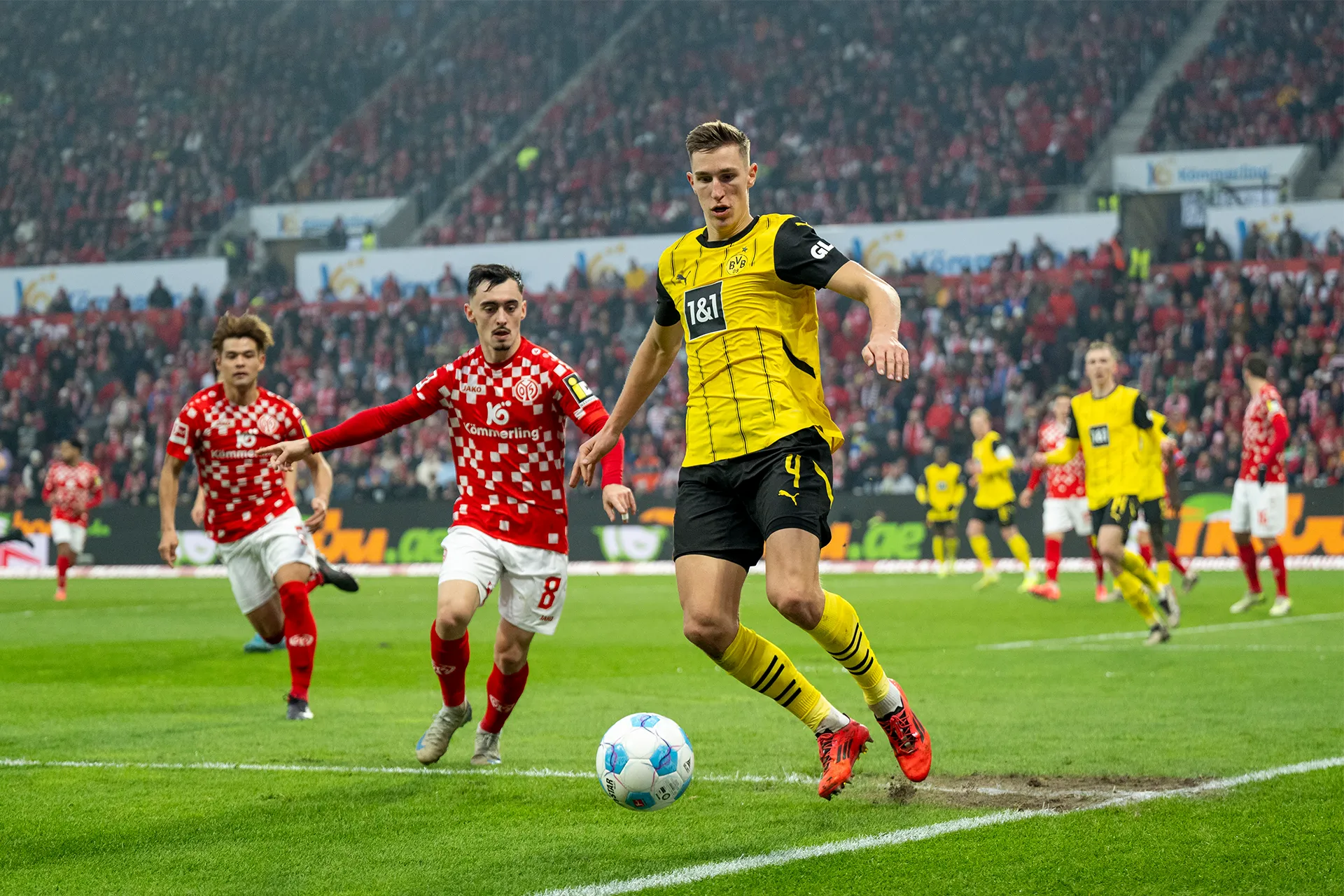 Schlotterbeck lauft mit Mainz 05 Spieler hinter ihn (Foto)