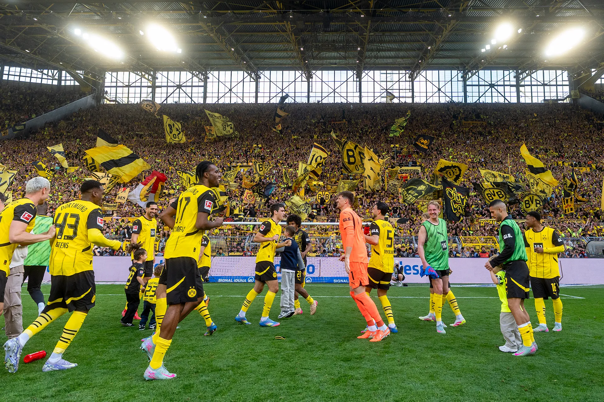 Mannschaft jubelt nach dem Spiel (Foto)