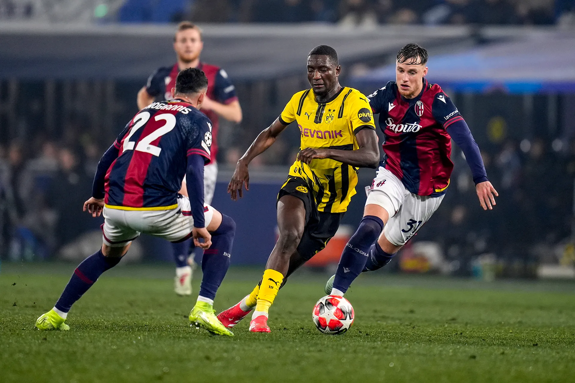 Guirassy im Zweikampf mit FC Bologna Spieler (Foto)