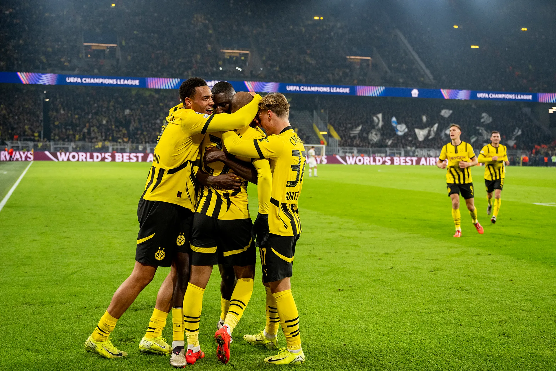 Vier BVB Spieler jubeln (Foto)