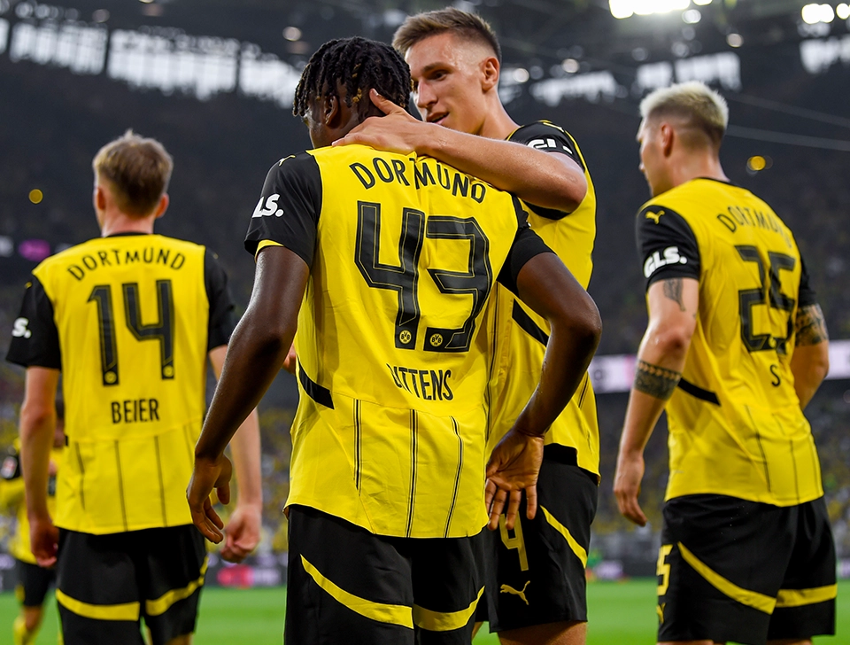 Schlotterbeck jubelt mit Gittens (Foto)