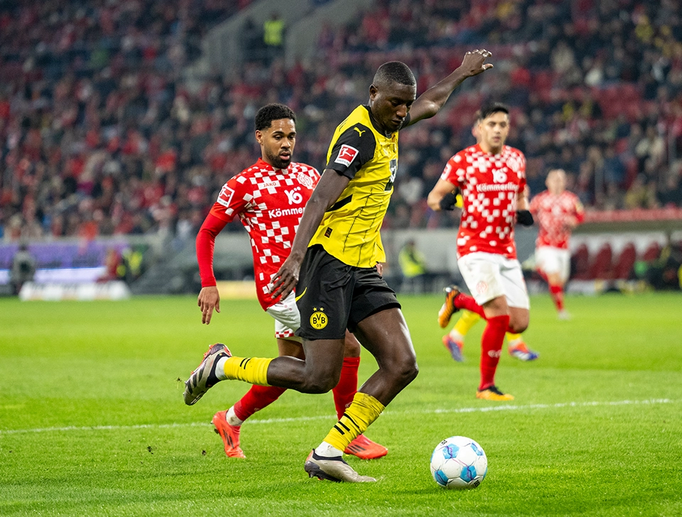 BVB Spieler flankt den Ball (Foto)
