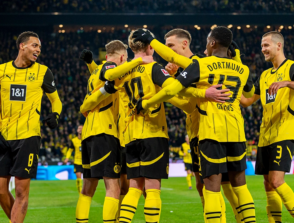 Mehrere BVB Spieler jubeln zusammen (Foto)