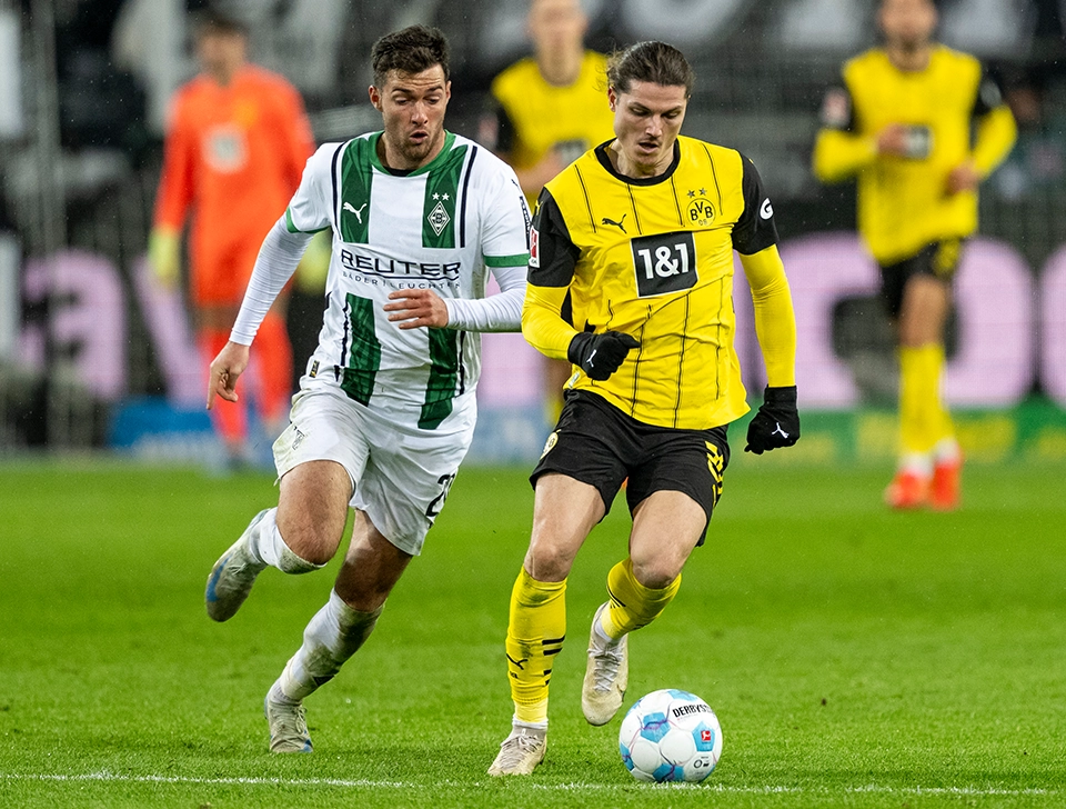 Sabitzer im Zweikampf mit Borussia M'gladbach Spieler (Foto)