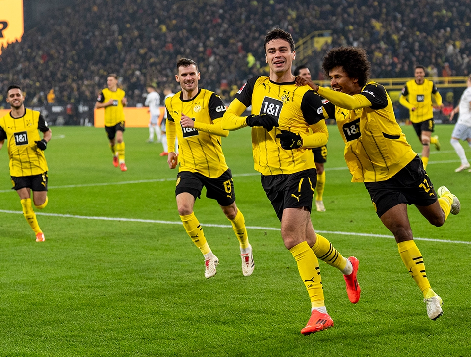 Mehrere BVB Spieler jubeln zusammen (Foto)