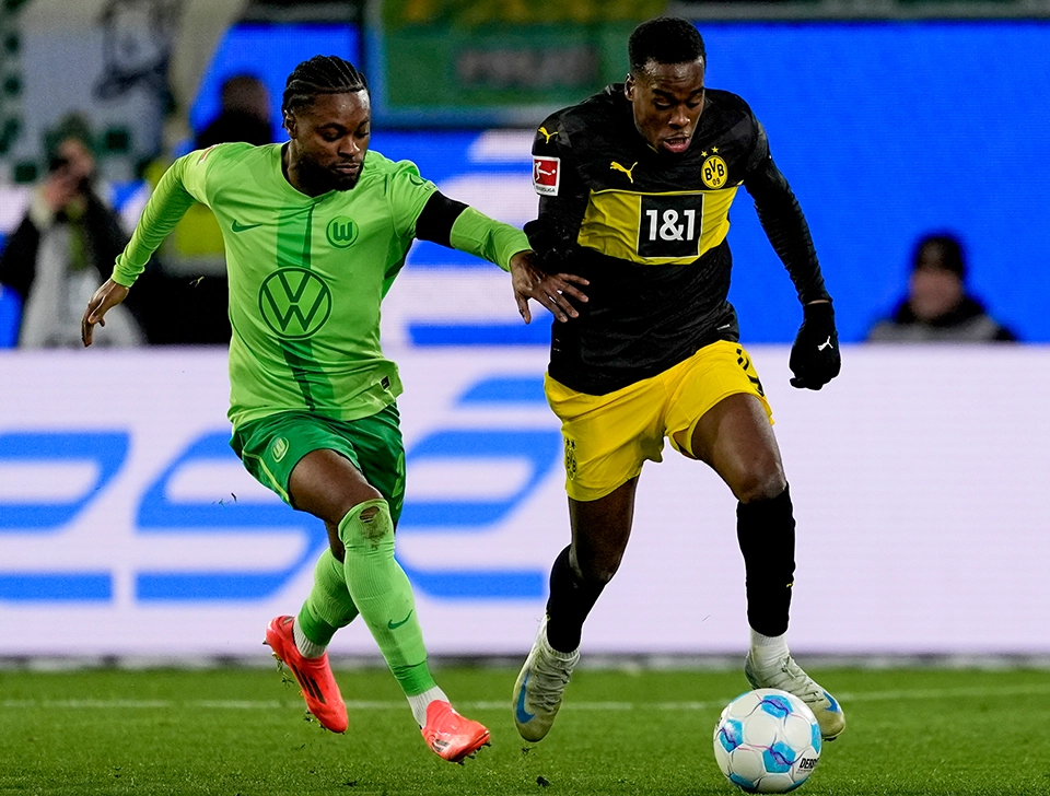 Gittens im Zweikampf mit VfL Wolfsburg Spieler (Foto)