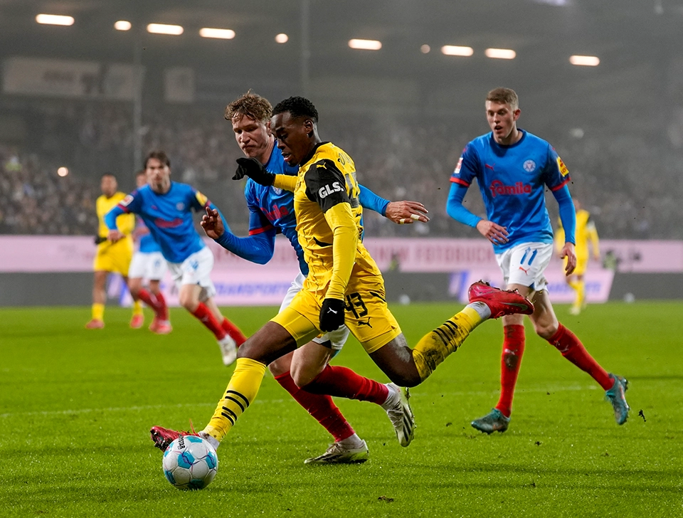 Gittens flankt (Foto)
