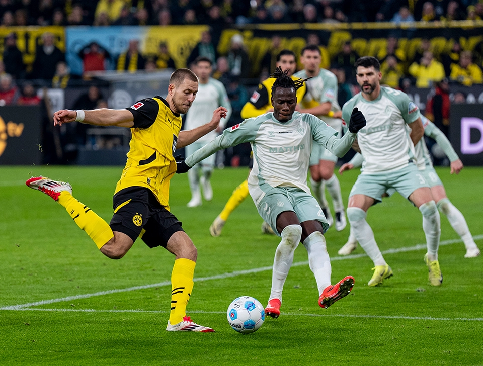 BVB Spieler im Zweikampf mit SV Werder Bremen Spieler (Foto)