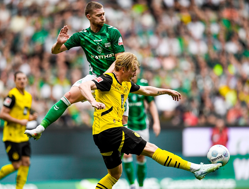 Brandt im Zweikampf mit SV Werder Bremen Spieler (Foto)