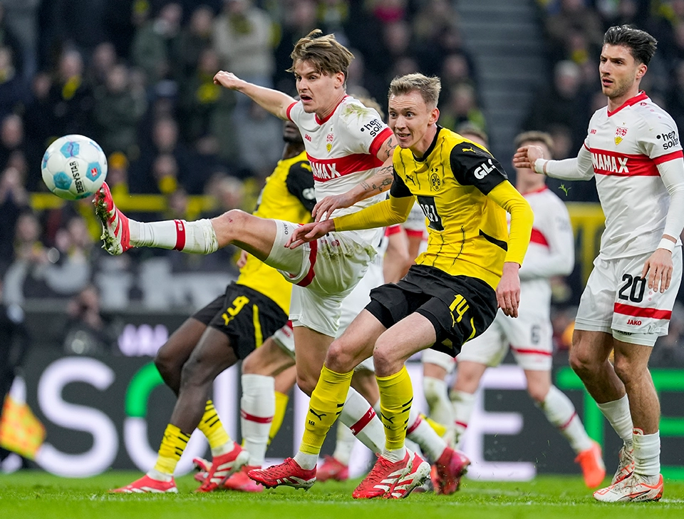 Guirassy im Zweikampf mit VfB Stuttgart Spieler (Foto)