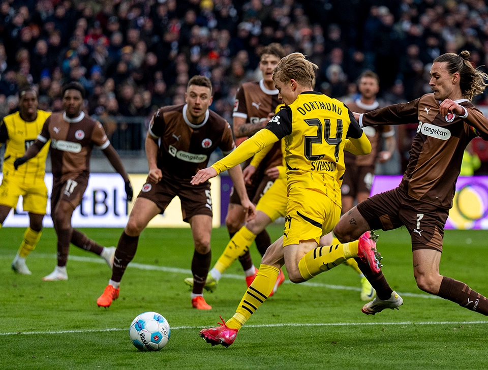 Svensson flankt den Ball (Foto)
