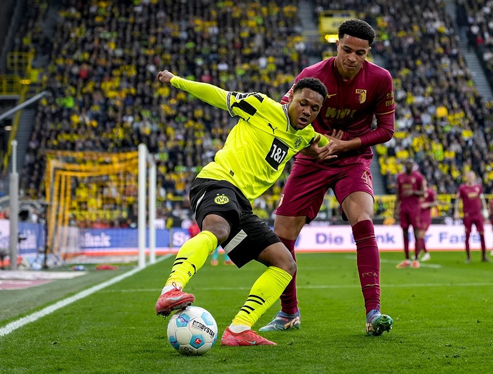 Gittens im Zweikampf mit FC Augsburg Spieler (Foto)