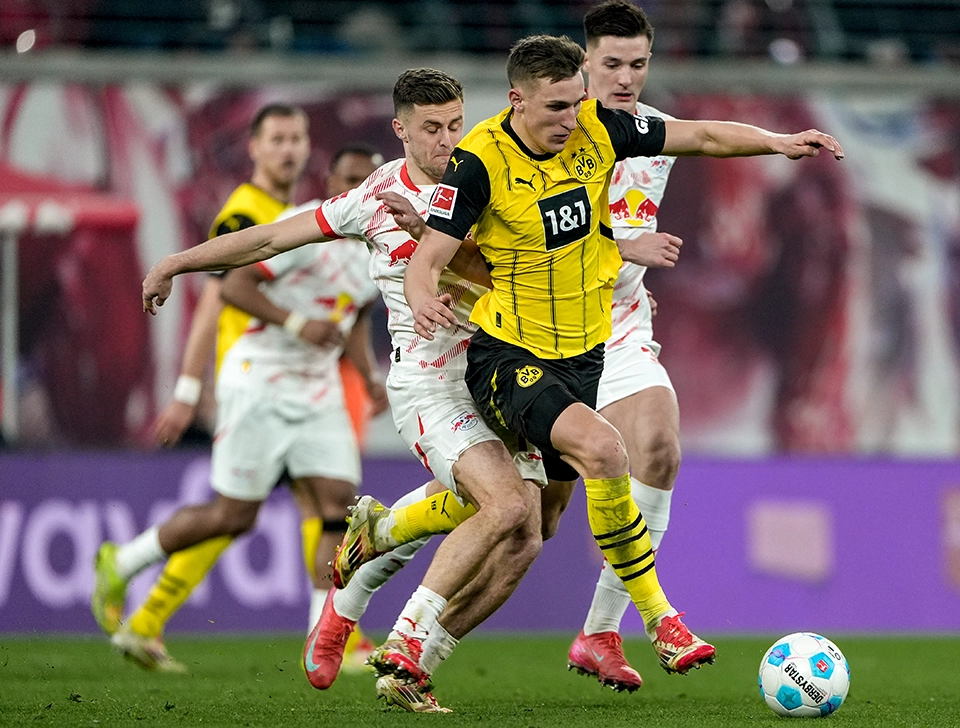 Schlotterbeck im Zweikampf mit RB Leipzig Spieler (Foto)
