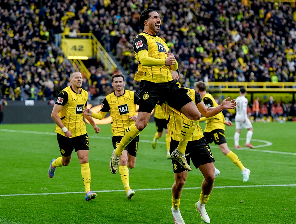 Can jubelt mit Teamkollegen (Foto)
