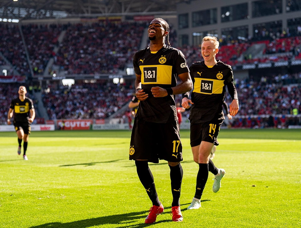 Chukwuemeka jubelt mit Teamkollege (Foto)