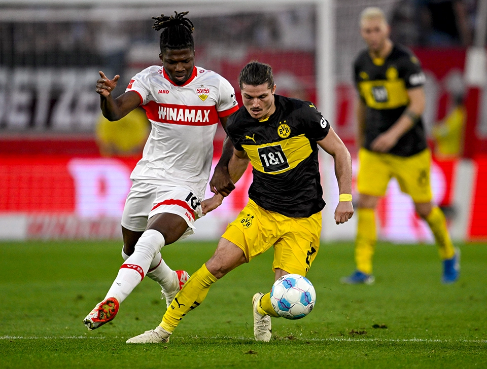 Sabitzer im Zweikampf mit VfB Stuttgart Spieler (Foto)