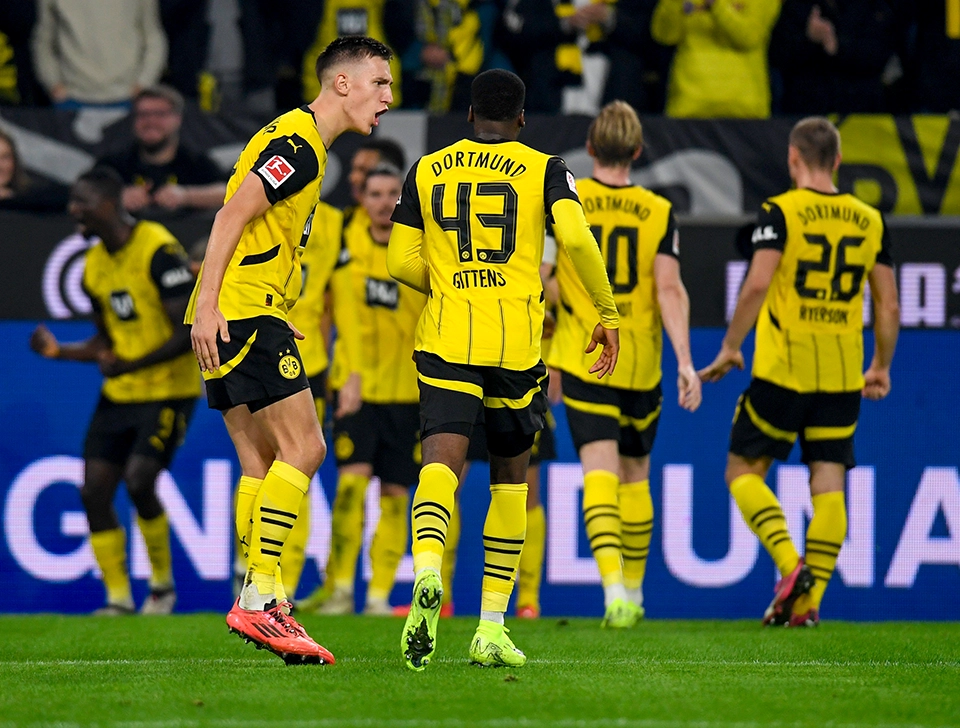 Schlotterbeck jubelt mit Gittens (Foto)