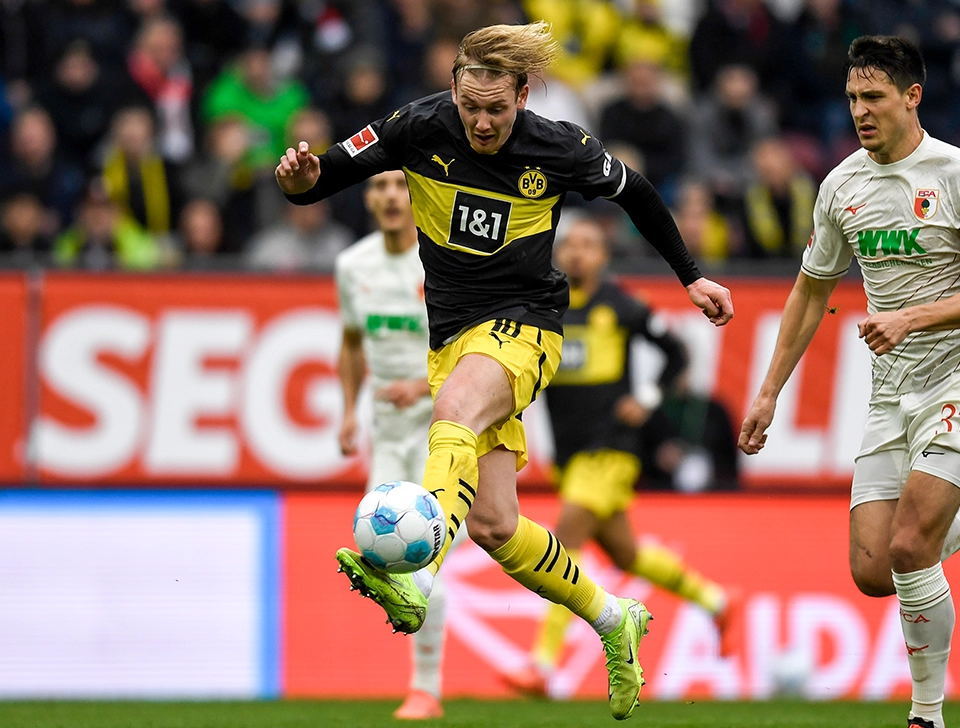 Brandt setzt sich gegen FC Augsburg Spieler durch (Foto)