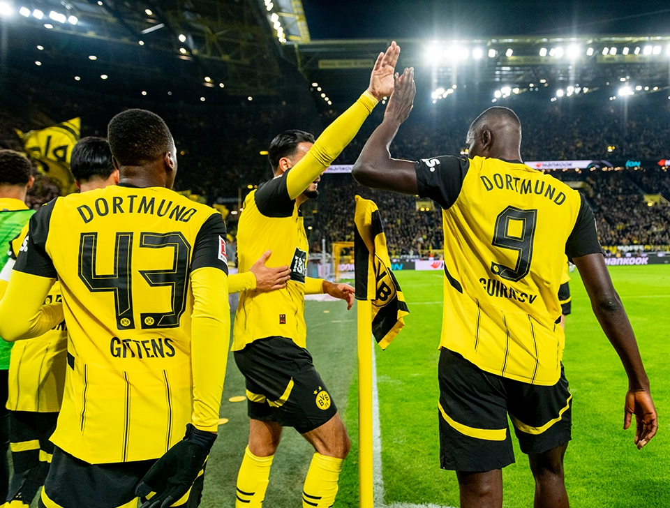 BVB Spieler jubeln rundherum der Eckfahne (Foto)