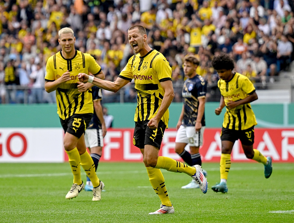 Anton jubelt mir Süle im Hintergrund (Foto)