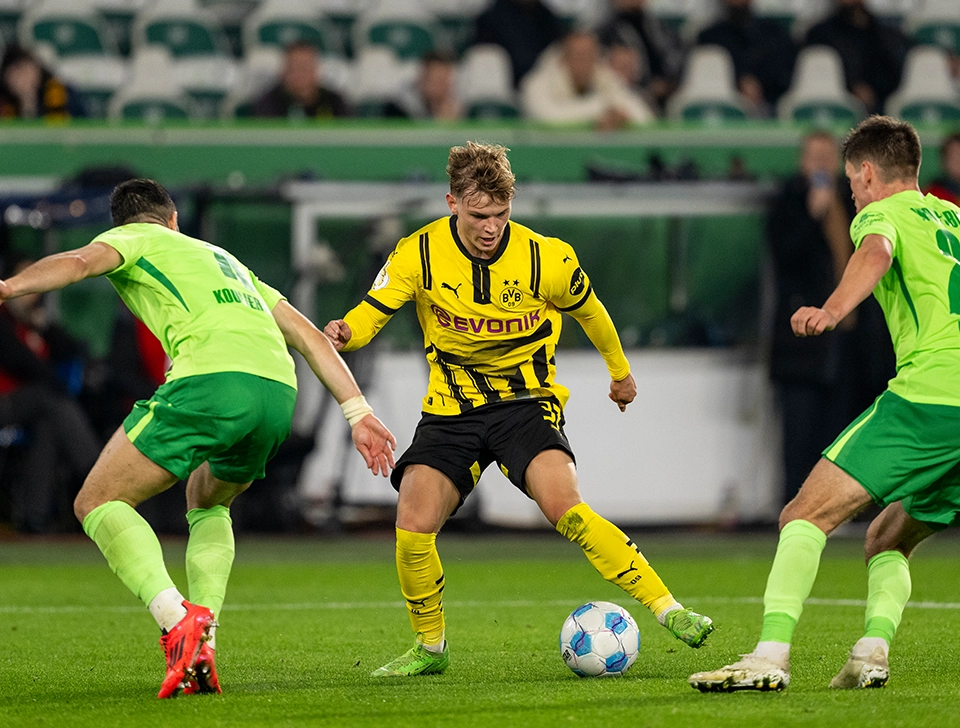 BVB Spieler im Zweikampf mit VfL Wolfsburg Spieler (Foto)