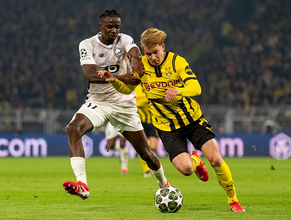 BVB Spieler im Zweikampf mit OSC Lille Spieler (Foto)