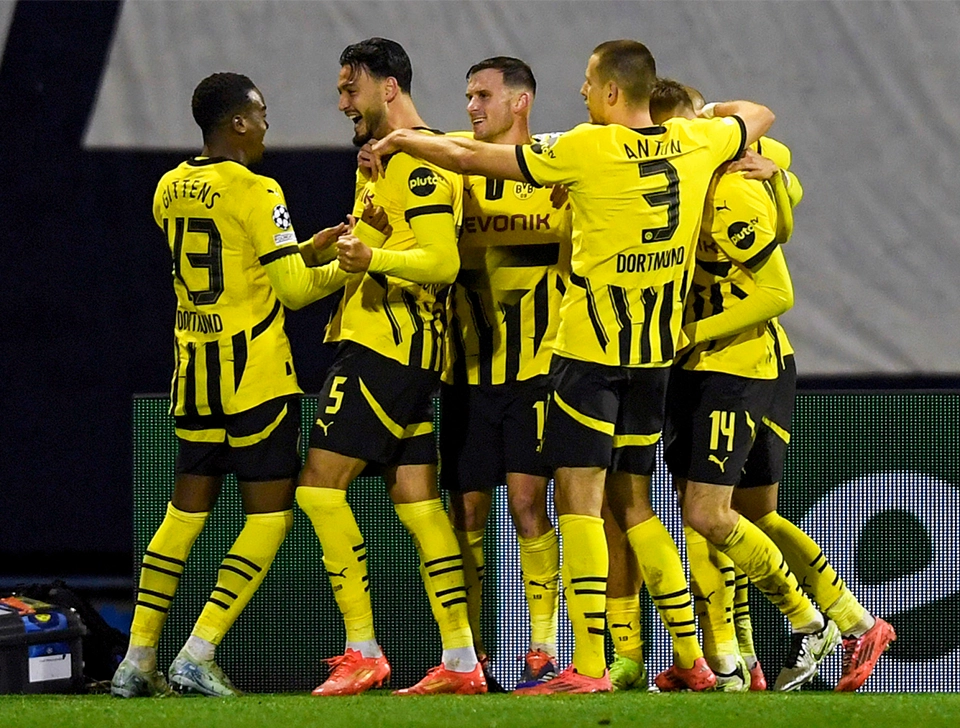 Mehrere BVB Spieler jubeln zusammen (Foto)