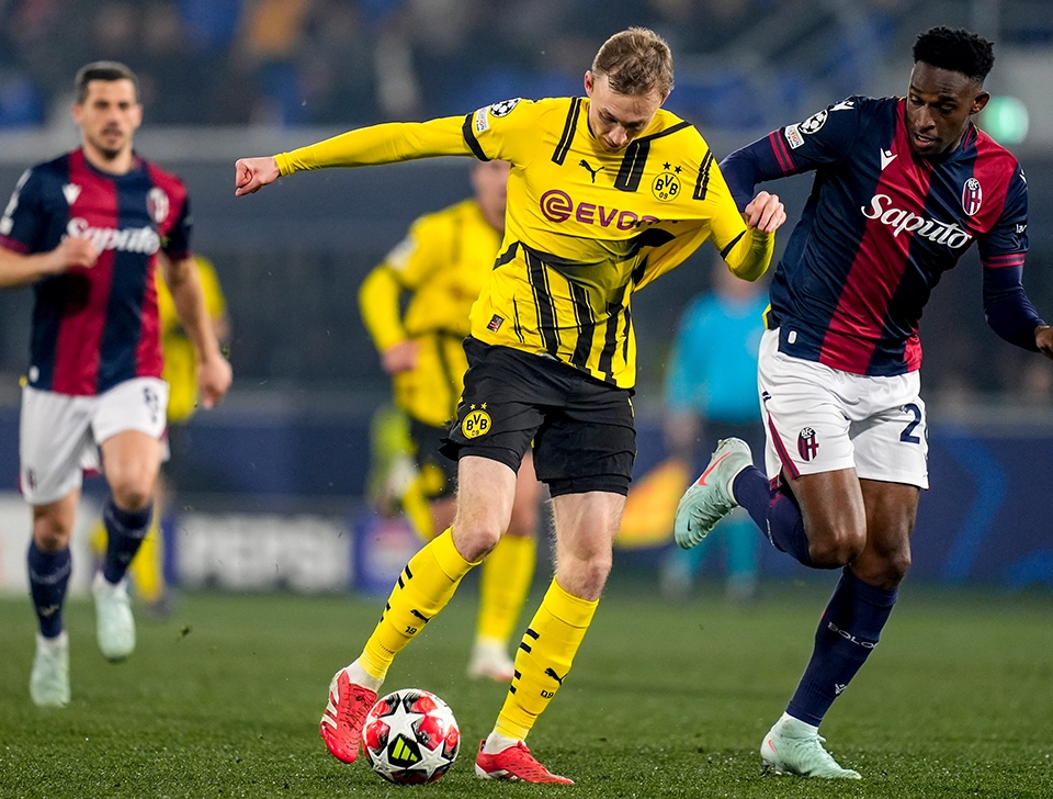 BVB Spieler im Zweikampf mit FC Bologna Spieler (Foto)