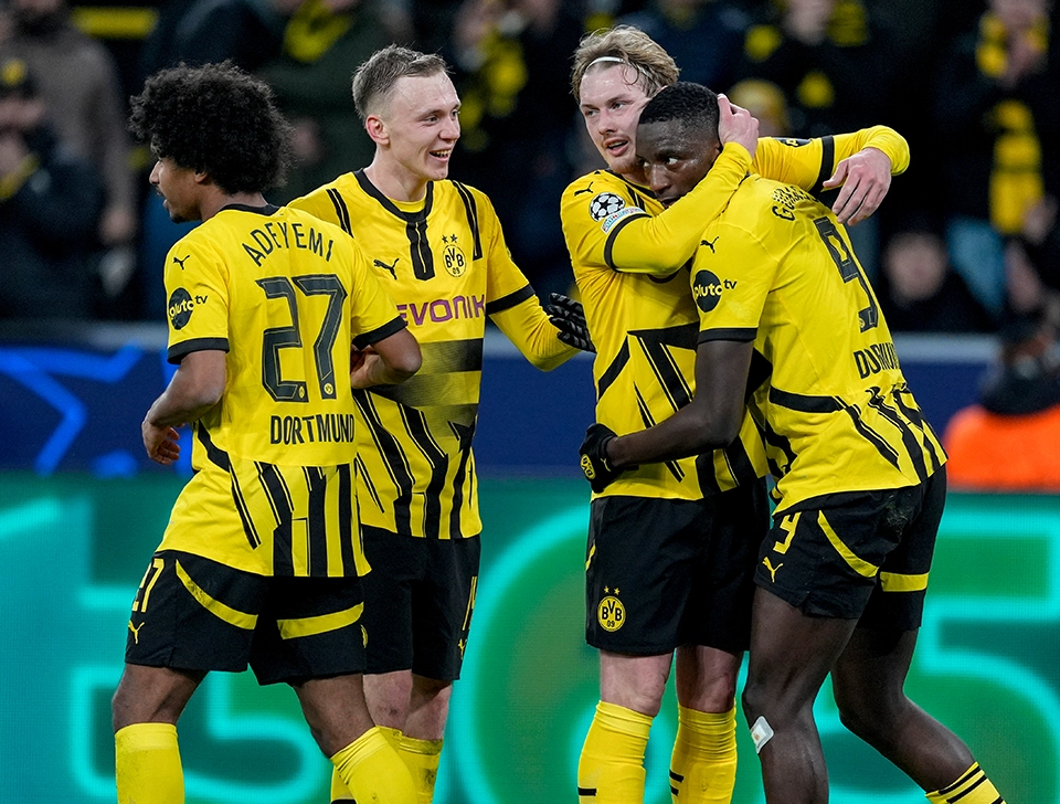 Brand und Guirassy jubeln mit Teamkollegen (Foto)
