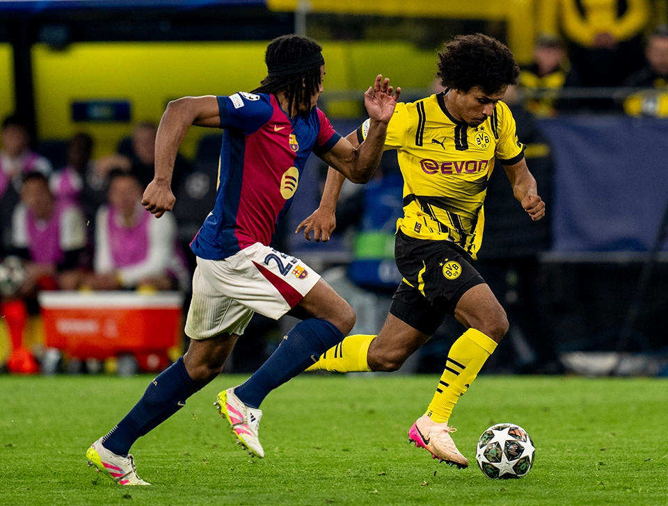 Adeyemi im Laufduell mit FC Barcelona Spieler (Foto)
