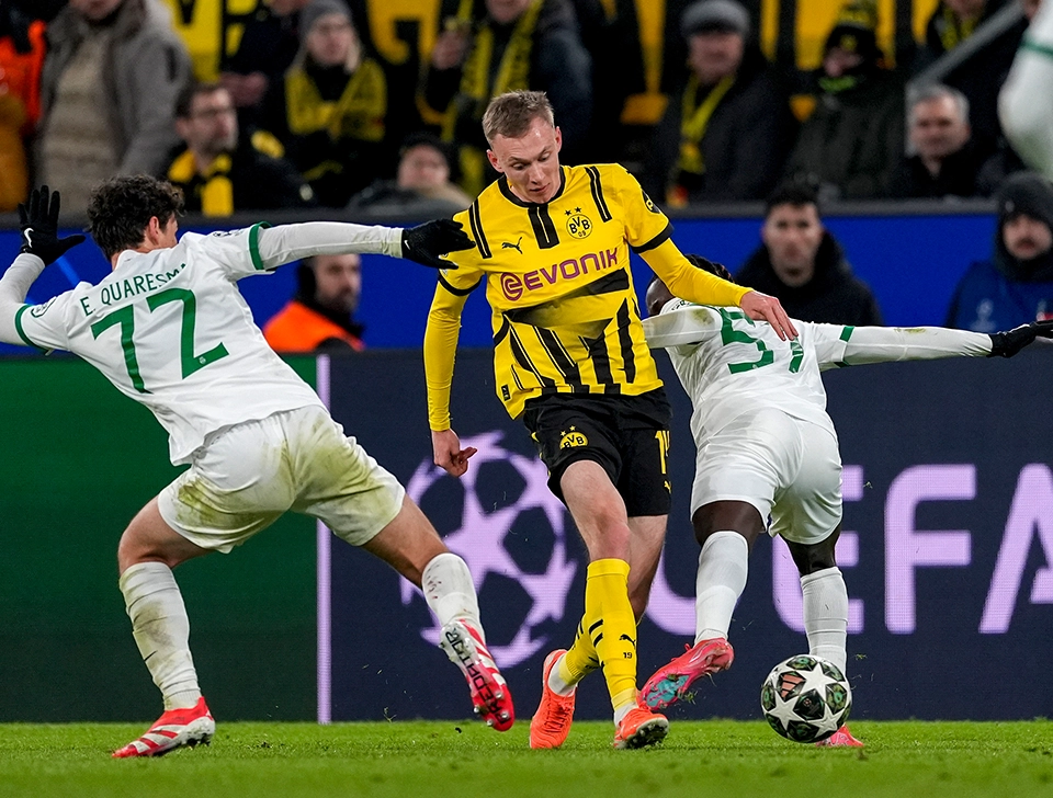 BVB Spieler setzt sich gegen zwi Sporting CP Spieler durch (Foto)