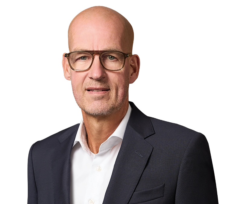 Carsten Cramer – Sprecher der Geschäftsführung – in dunklem Anzug mit dunkler Krawatte schaut direkt in die Kamera (Foto)