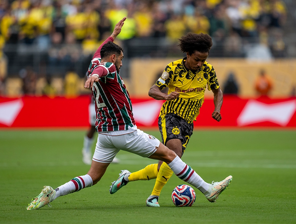 Adeyemi im 1 gegen 1 gegen einen Gegenspieler (Foto)