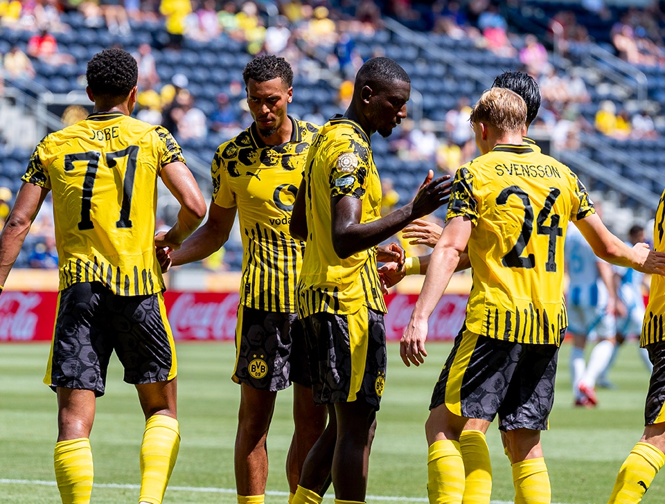 Sechs Dortmund Spieler stehen beisammen und klatschen ab (Foto)